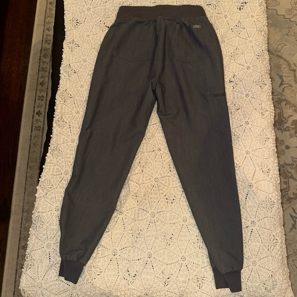 FIGS Scrubs Set - Picture 13 of 16